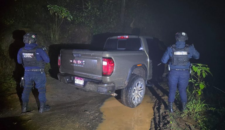 Recuperan camioneta robada tras persecución en Caltzontzin; responsables lograron escapar