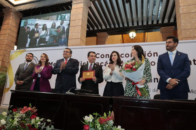 Congreso de Michoacán otorga medalla docente con más de 45 días de retraso