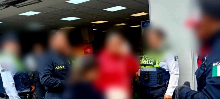 Timadores le intercambian papeles por dinero real a una ingenua mujer en Morelia 