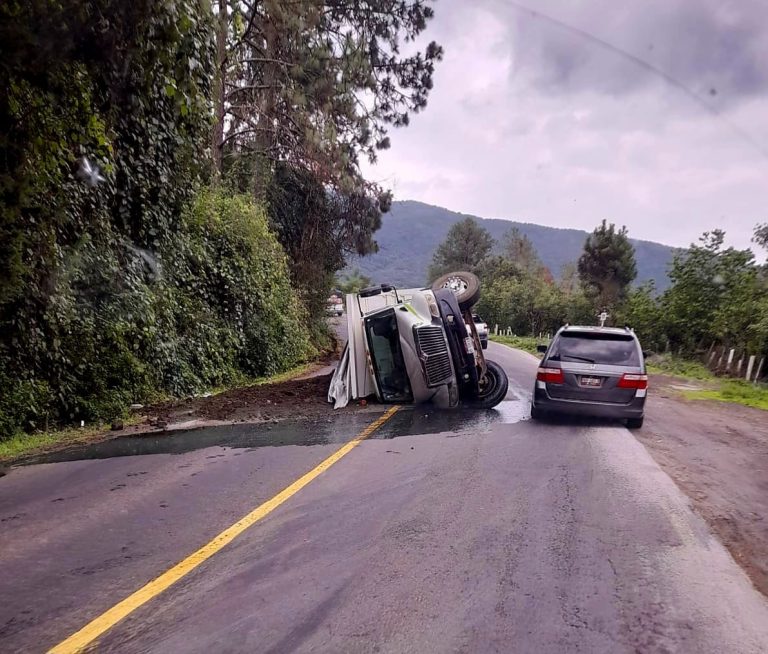 Volcadura de camión tipo torton afecta tránsito en la carretera Uruapan-Pátzcuaro