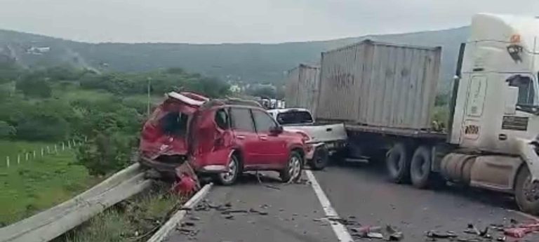 Choque entre tráiler y camioneta deja un herido en la Morelia-Salamanca 