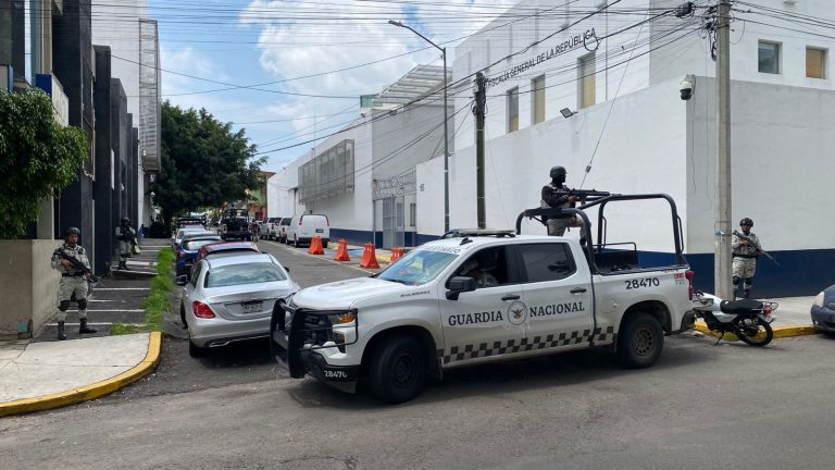 Detención de objetivo delincuencial genera bloqueos y quema de vehículos en Buenavista y Apatzingán 