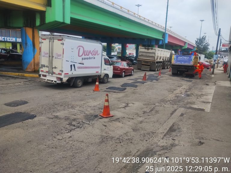 Realizan acciones de bacheo en la salida a Charo