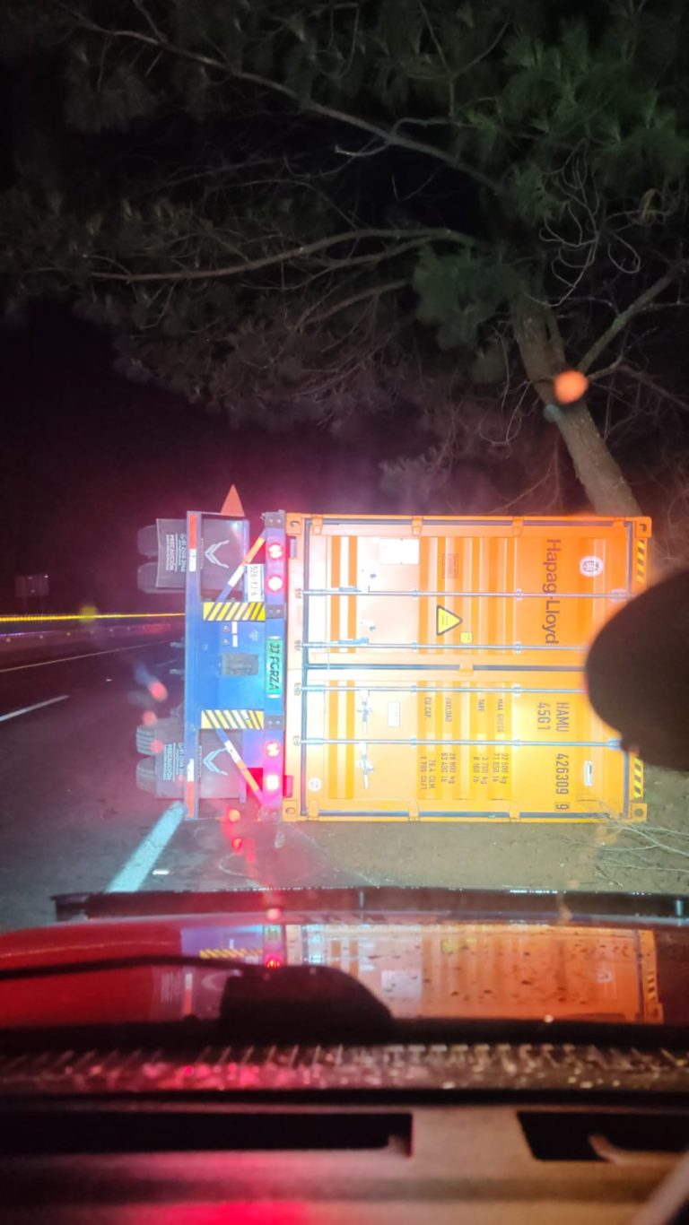 Volcadura de tráiler provoca cierre parcial en la autopista Siglo XXI
