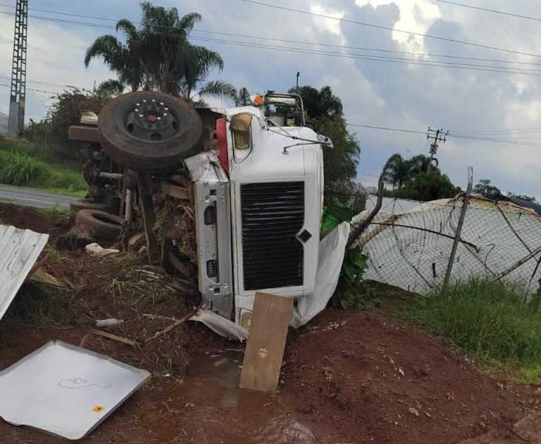 Joven muere al volcar el camión aguatero que conducía, en la carretera Peribán–Los Reyes