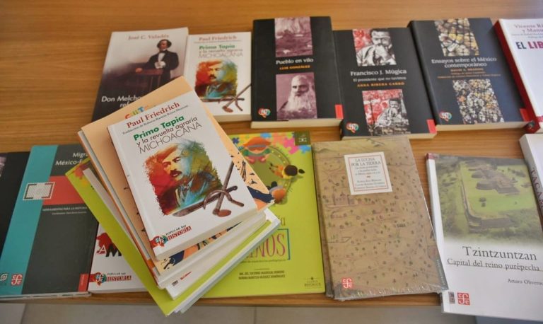 Entregan libros del sello editorial Cuarta República y del FCE en escuelas del estado