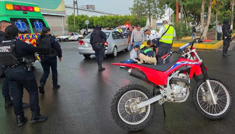 Motociclista herido al chocar contra un auto, en Zamora