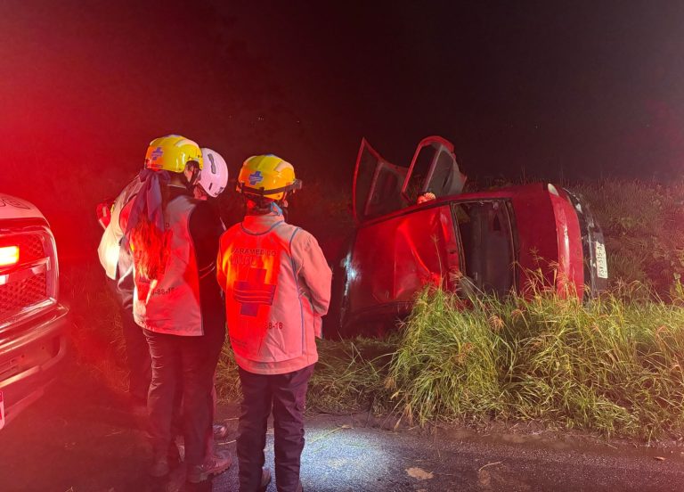 Conductora resulta prensada tras volcadura en carretera Acuitzio-Morelia