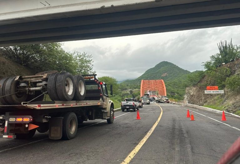 Volcadura de camión pipa cargado con oxígeno obliga a cierre de la autopista Siglo XXI