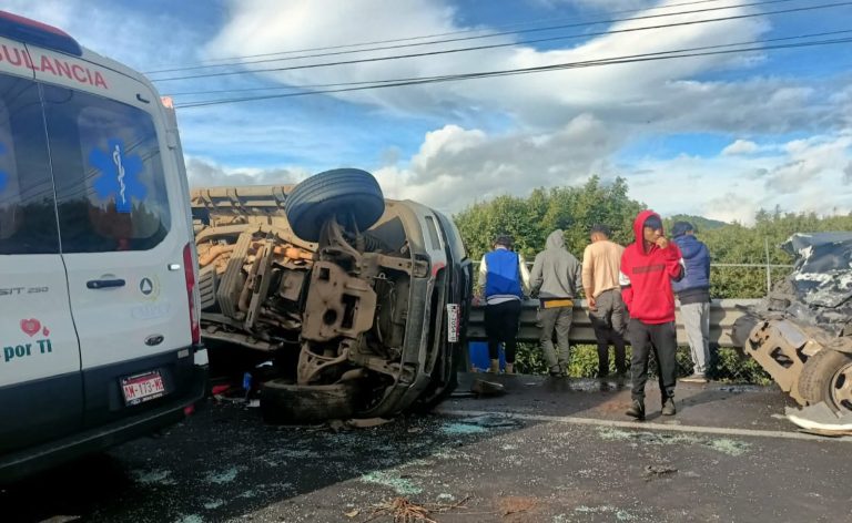 Violento choque entre camioneta de jornaleros y camión aguacatero deja 7 heridos