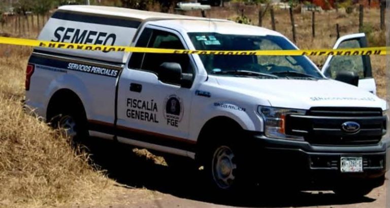 Hallan cuerpo envuelto en cobijas sobre carretera de Apatzingán; presentaba signos de tortura