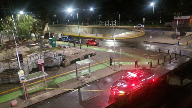 Ocupante de vehículo accidentado muere al caer de lo alto del Puente Paso Morelos, al norte de Morelia
