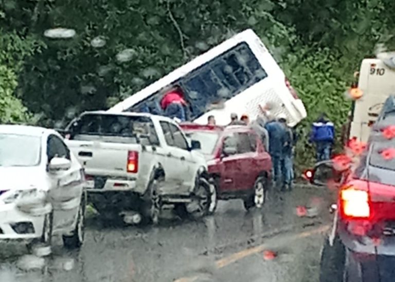 Autobús de pasajeros se sale del camino en Tingambato; automovilistas ayudan a evacuar la unidad
