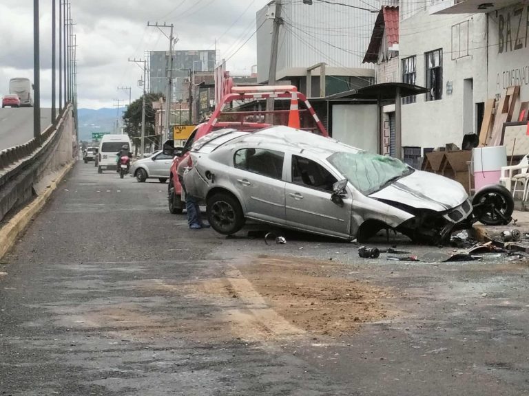 Se registra choque volcadura de vehículo en el libramiento de Morelia; hay 1 herido