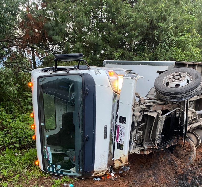 Camioneta repartidora vuelca en la pista Siglo XXI; 3 ocupantes resultan lesionados
