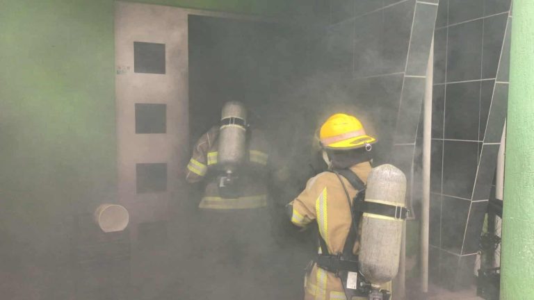 Bomberos de la CEPCM combaten incendio en domicilio de la colonia Agustín Arriaga Rivera, Morelia