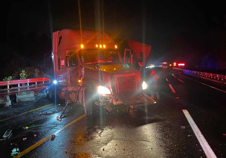 Tráiler choca contra muro de contención en la pista Siglo XXI; hay un herido