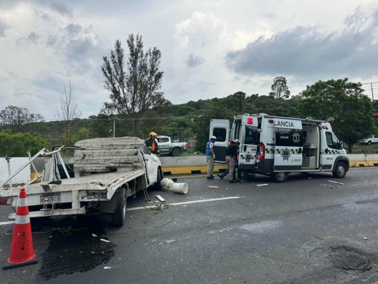 Volcadura de camioneta deja 3 heridos leves en la Morelia-Salamanca