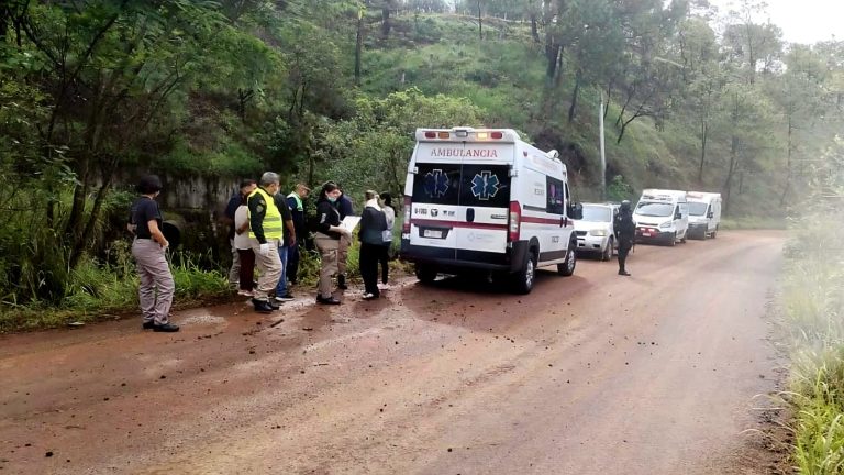 Hombre herido al caer con su camioneta a un barranco