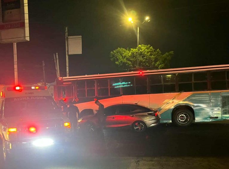 Se registra choque entre auto y camión de pasajeros en la Calzada La Huerta, de Morelia