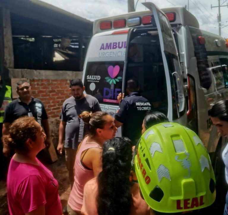 Seis jornaleros heridos tras caída de camioneta a barranco en zona rural de Uruapan