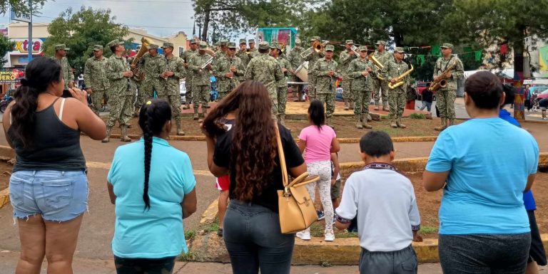 Sorprenden militares con música en plazas de Morelia