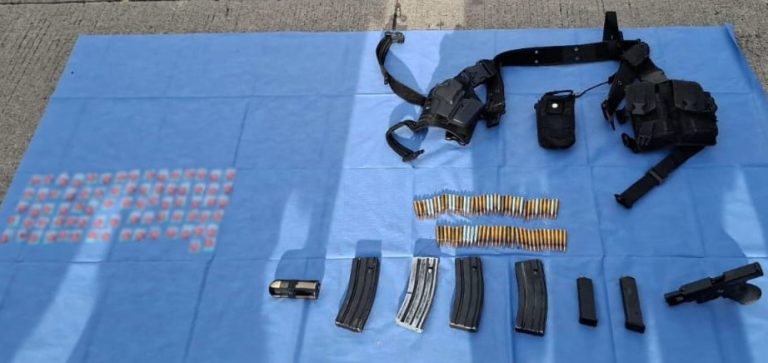 Aseguran tres vehículos, armamento, una granada y 77 dosis de metanfetamina, en Alvaro Obregón