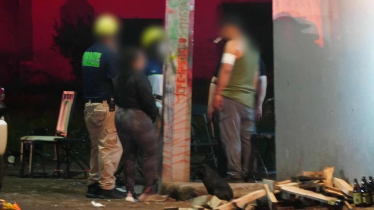 Violencia irrumpe en velorio de joven asesinado en Zamora; su padre y tío resultan heridos