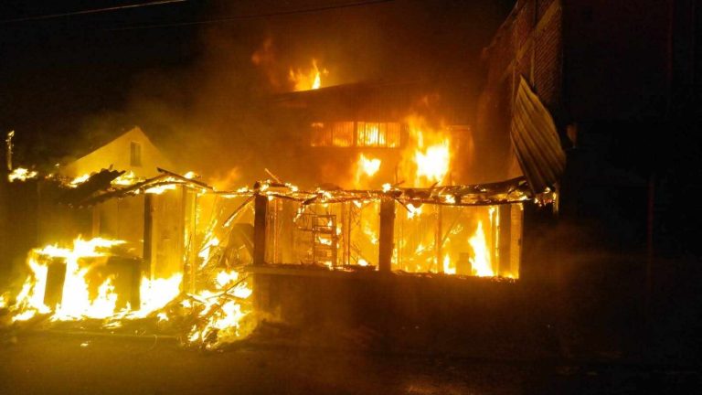 Voraz incendio consume una vivienda y tienda de abarrotes en Caracha