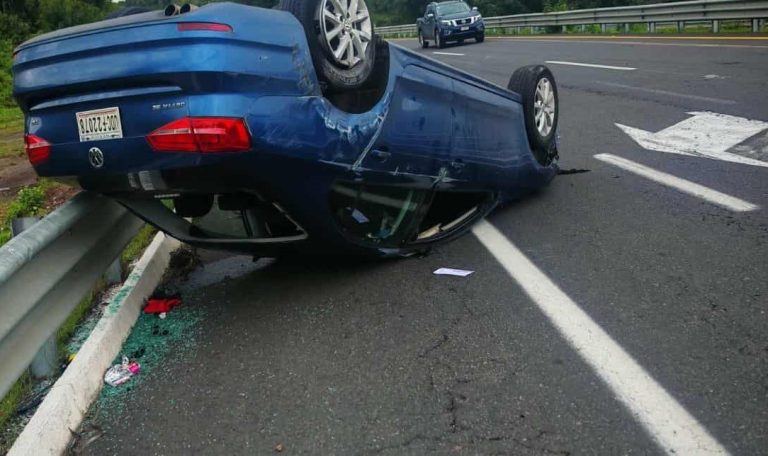 Vuelca automóvil en la carretera Pátzcuaro-Uruapan
