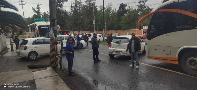 Taxistas bloquean Pátzcuaro por desaparición de compañero