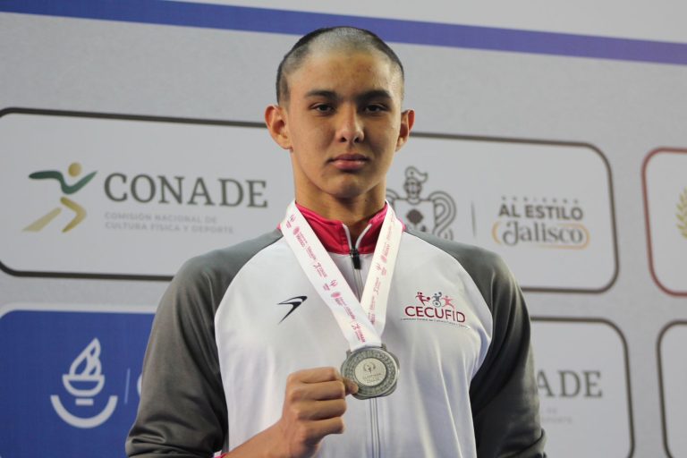 Nadador michoacano de 14 años gana plata en Olimpiada Nacional