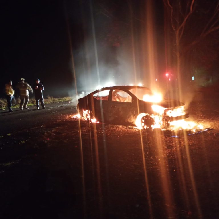 Aparece vehículo calcinado en Pátzcuaro; podría estar ligado a la desaparición de taxista