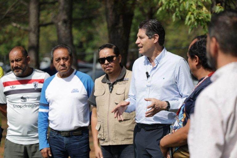 Llama alcalde a periodistas a defender la libertad de expresión