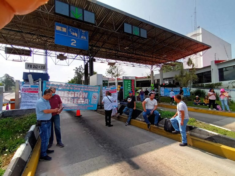 Centistas toman casetas y liberan peaje, tras falta de respuesta de gobiernos bedollista y de Sheinbaum