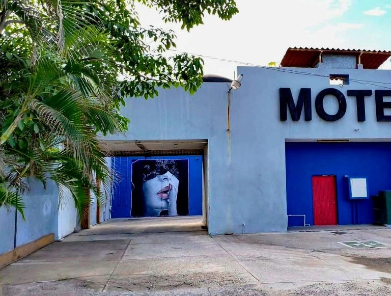 Encuentran a hombre asesinado dentro de motel en Lázaro Cárdenas; tenía siete puñaladas