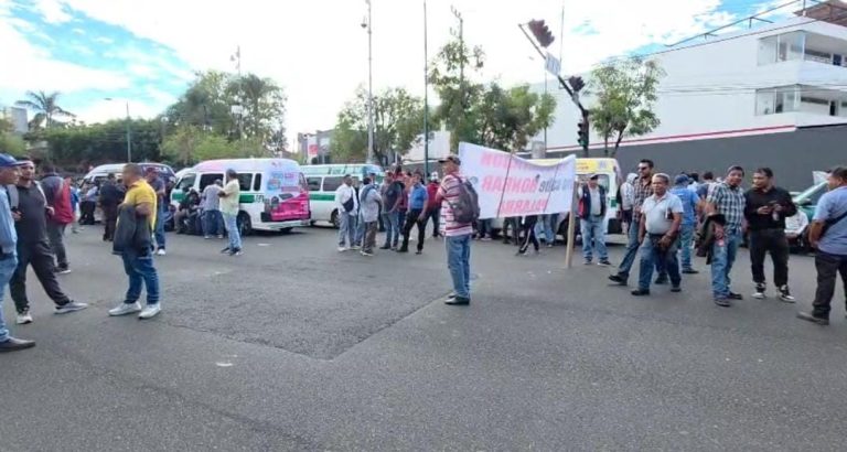 Bloquean transportistas circulación en Casa Michoacán