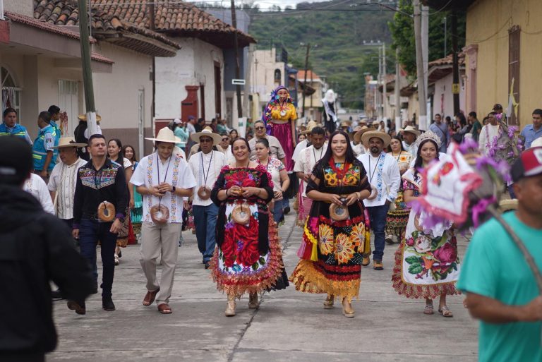 Celebra Adriana Campos el Corpus Christi en Chilchota; una muestra viva de fe, cultura, tradiciones y unidad