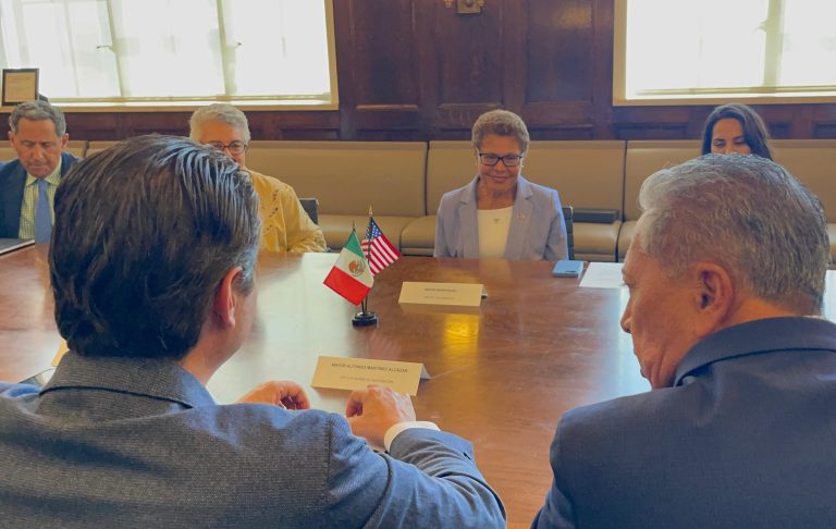 Se reúne Alfonso Martínez con la alcaldesa Karen Bass, de Los Ángeles