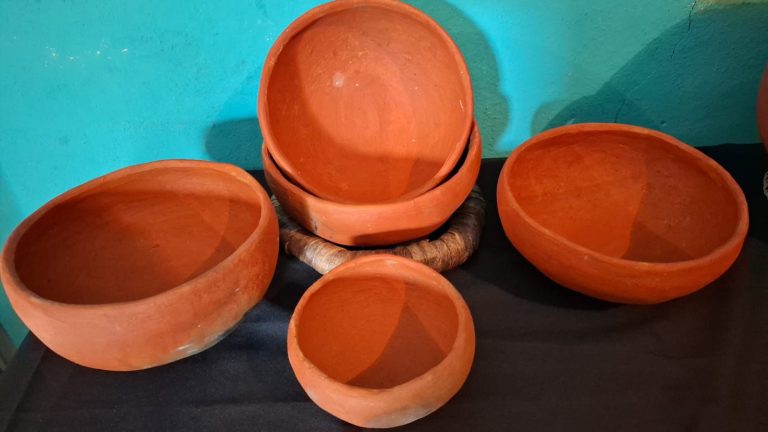 Entregan 92 mil pesos a 26 ganadoras de concurso textil y de alfarería de Zipiajo