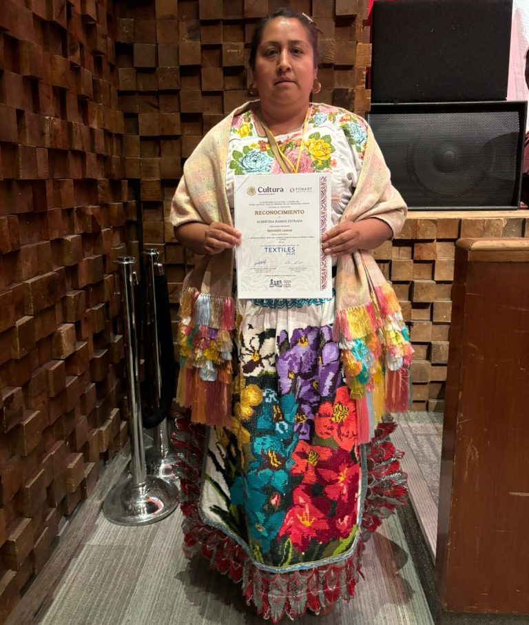 Manos michoacanas ganan en Concurso Nacional de Textiles y Rebozo