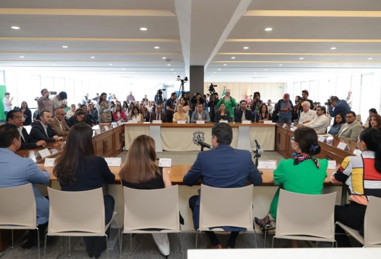 Refrenda Alfonso Martínez apoyo y solidaridad a migrantes
