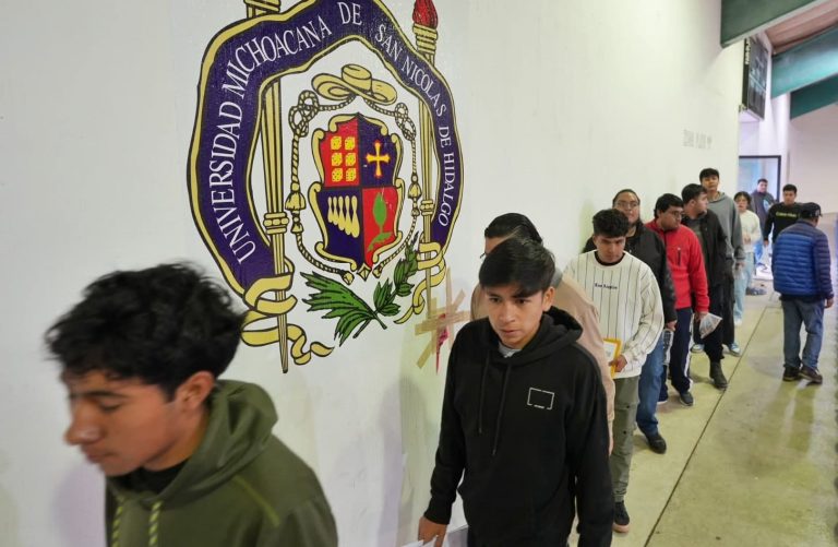 Presentan 3 mil aspirantes examen para carreras de Ingeniería y Físico Matemáticas, en la UMSNH