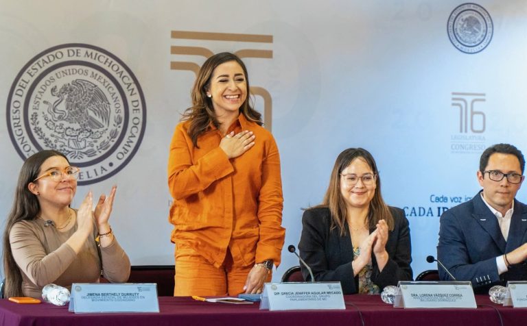 Reconoce Grecia Jennifer Aguilar la entrega y compromiso de paramédicos en su día