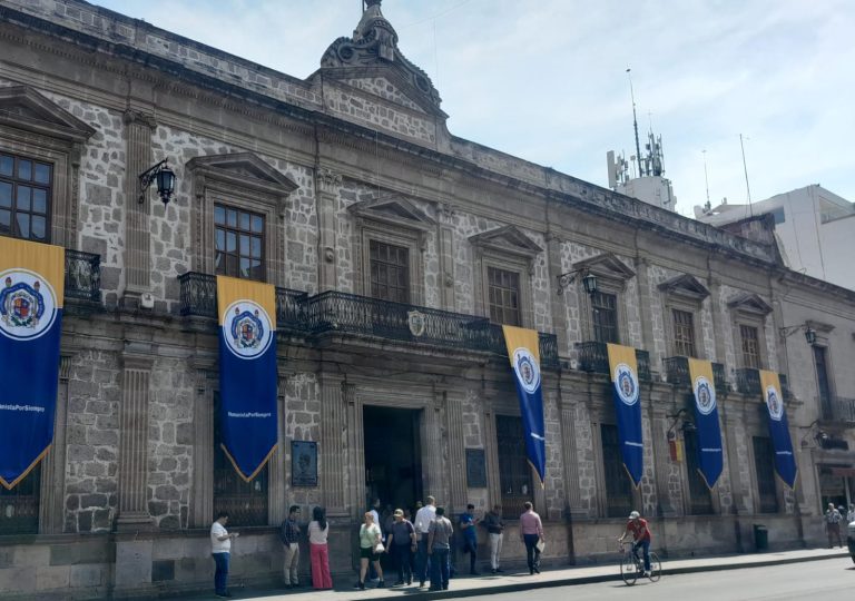 Trabajadores nicolaitas recibieron pago de quincenas y aguinaldo