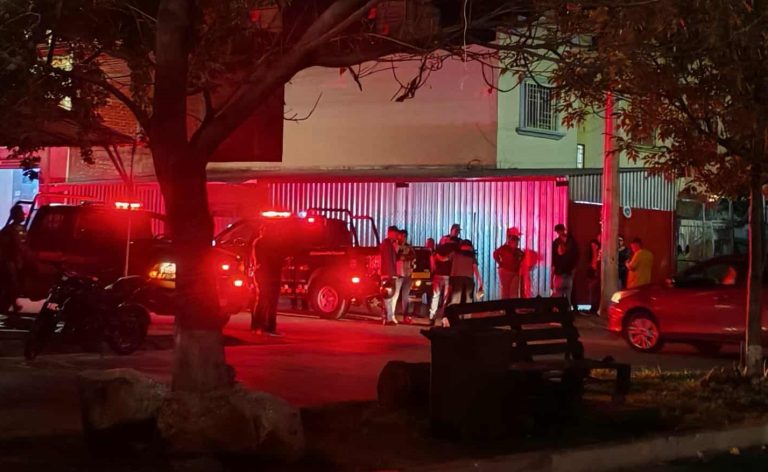 Vehículo atropella a tres personas en Villas del Pedregal