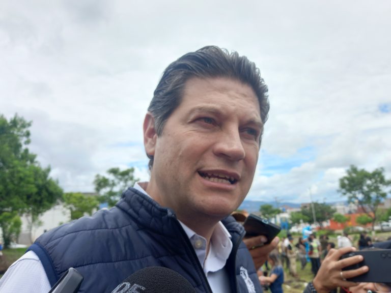 Se reúne alcalde con organizaciones migrantes en Los Ángeles, California
