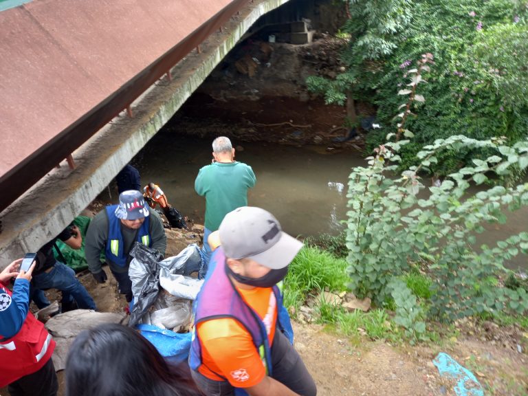 Cerca de 12 toneladas de basura se recolectan a la semana en las inmediaciones del Río Chiquito