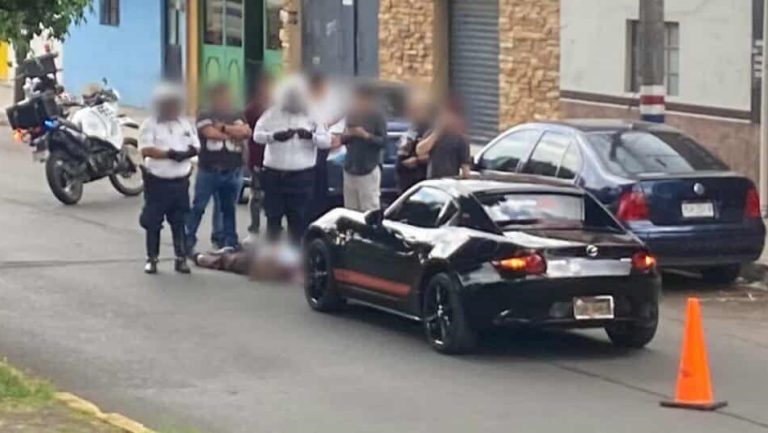 Adulto mayor es impactado por un auto, en la Avenida Héroes de Nocupétaro, de Morelia