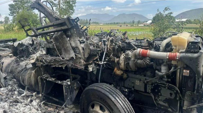 Arde tractocamión en Ciudad Hidalgo